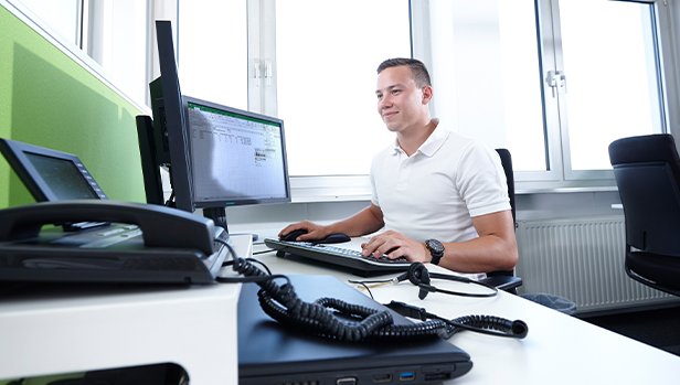 Industrie­kaufmann mit Zusatz­qualifikation­ (m/w/d)