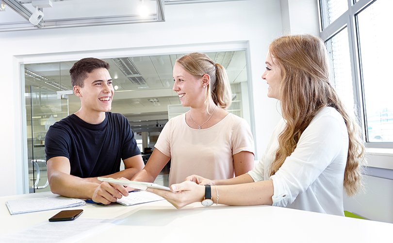 Gruppe von Studenten am Tisch