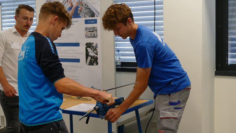 Zwei Schüler arbeiten in Teamarbeit